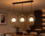 Suspension Linéaire Moderne – 3 Anneaux Dorés avec Boules en Verre Dépoli – Image 3