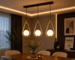 Suspension Linéaire Moderne – 3 Gouttes Dorées avec Boules en Verre Dépoli – Image 2