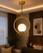 Suspension Moderne Dorée – Anneau avec Boule en Verre Dépoli – Image 2